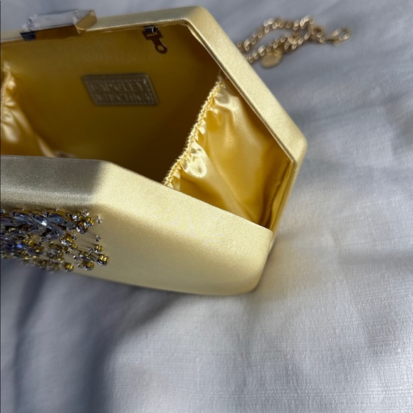 Badgley Mischka Hexagonal Gold Clutch with Chain - Picture 5 of 10